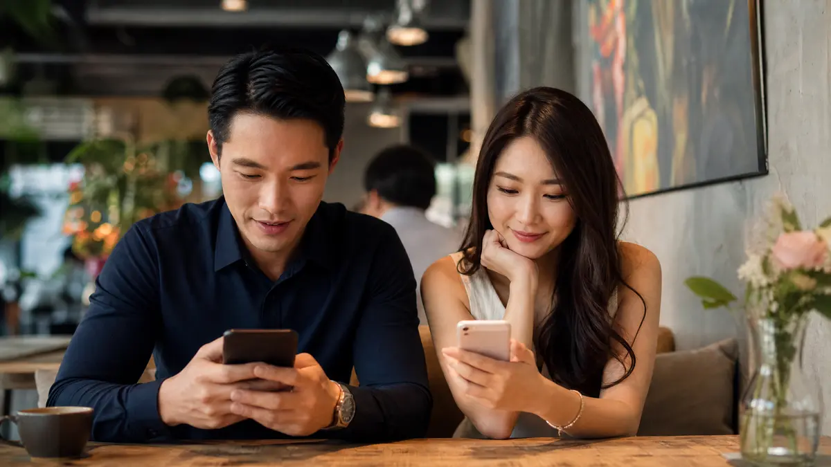 asian_couple_dating_app_cafe.png